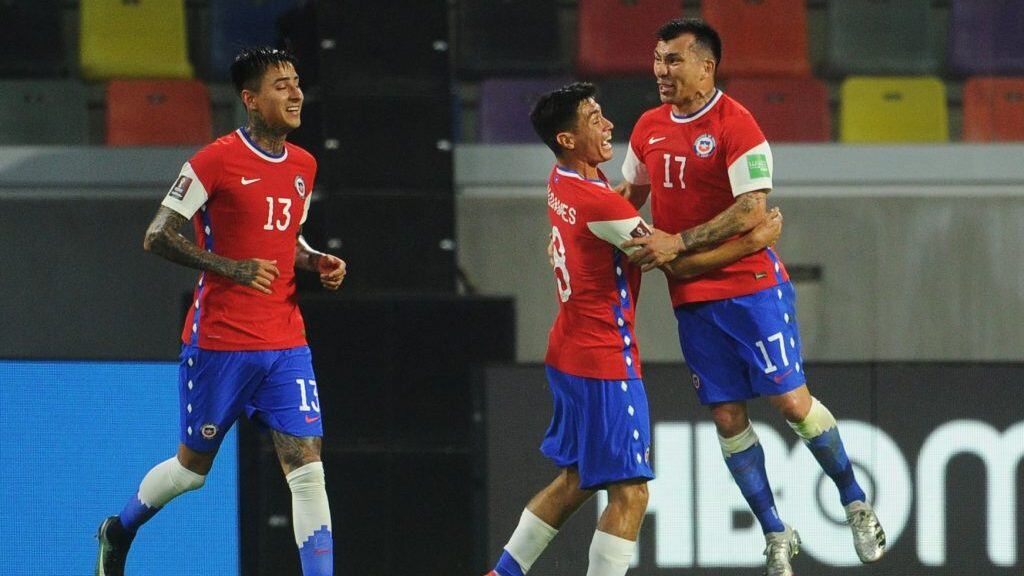 03 DE JUNIO DE 2021/SANTIAGO DEL ESTERO, ARGENTINAJugadores de Chile en festejo de un gol y el 1-1, durante el partido valido por las Clasificatorias al Mundial de Qatar 2022, entre las selecciones nacionales de Argentina y Chile, partido diputado en el Estadio Unico de Santiago del Estero, Argentina.
FOTO: JUANO TESORE/OLE via AGENCIAUNO