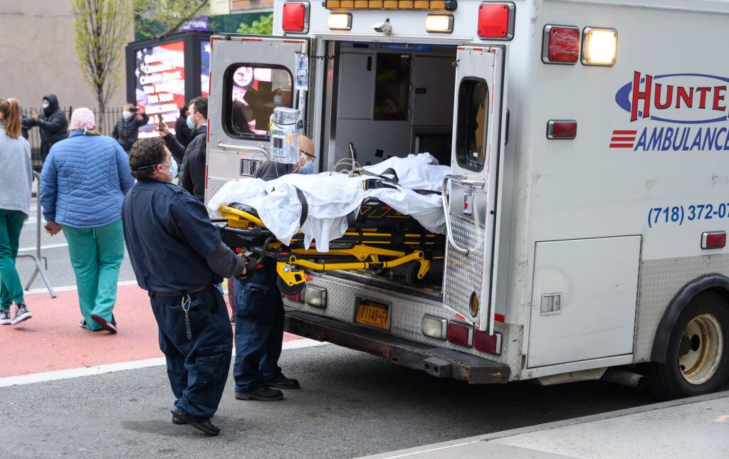 Paramédicos auxilian a un paciente del Covid-19 en Nueva York