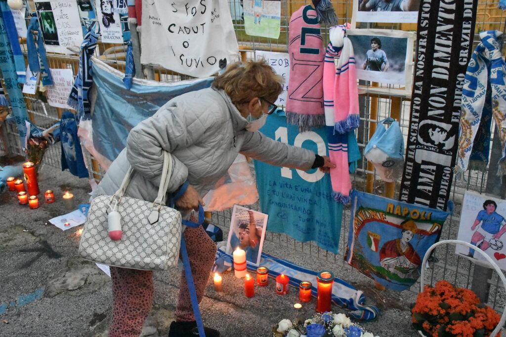 Las personas recuerdan a Maradona en Nápoles