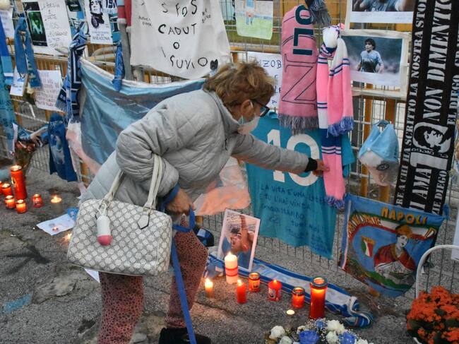 Las personas recuerdan a Maradona en Nápoles