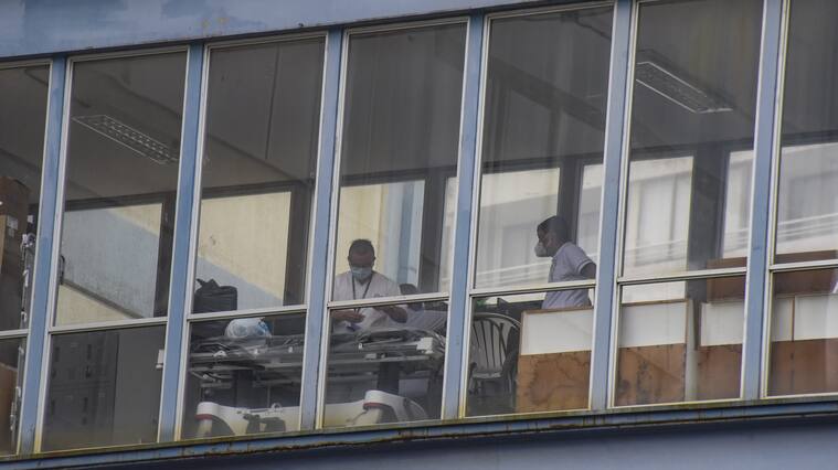 03 DE ABRIL DE 2021 / VALPARAISOTrabajadores de salud en un pasillo del Hospital Carlos Van Buren, durante fin de semana largo en que la comuna se mantiene en Cuarentena Total.
FOTO: MIGUEL MOYA / AGENCIAUNO