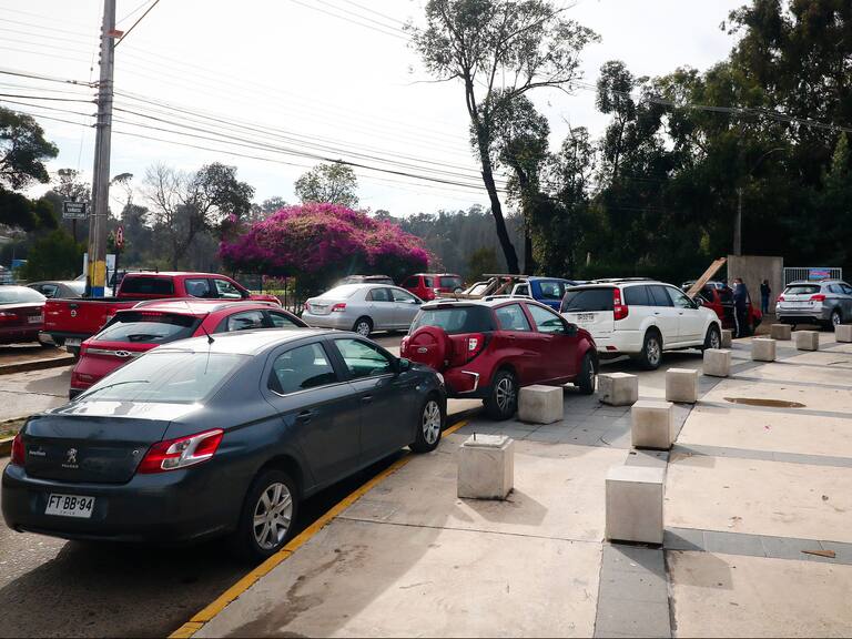 Gran cantidad de personas espera su turno para renovar el permiso de circulacion en el Estadio Sausalito de Viña del Mar.FOTO: LEONARDO RUBILAR CHANDIA/AGENCIAUNO
