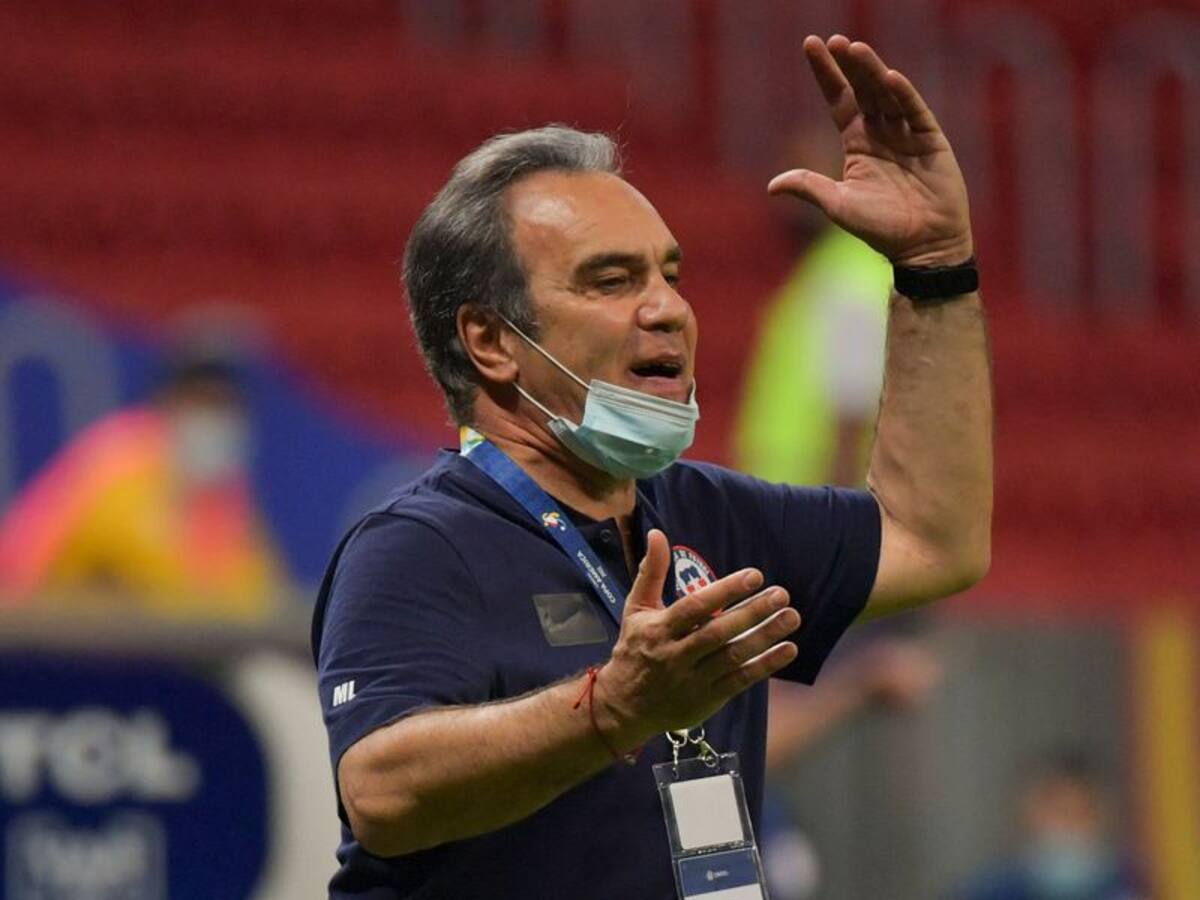 Lasarte se arenga tras la caída de Chile ante Brasil: «Tenemos la obligación de sumar afuera y de a tres»
