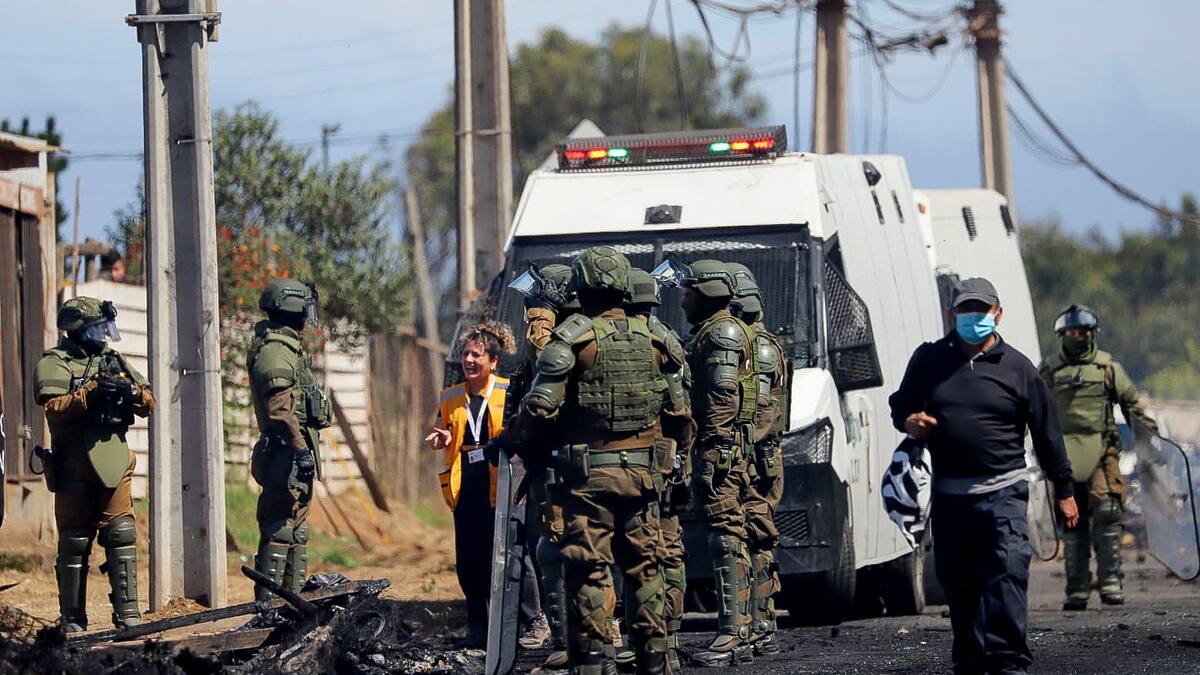 Camioneta robada y neumáticos para barricadas: desalojo de megatoma en San Antonio deja tres detenidos