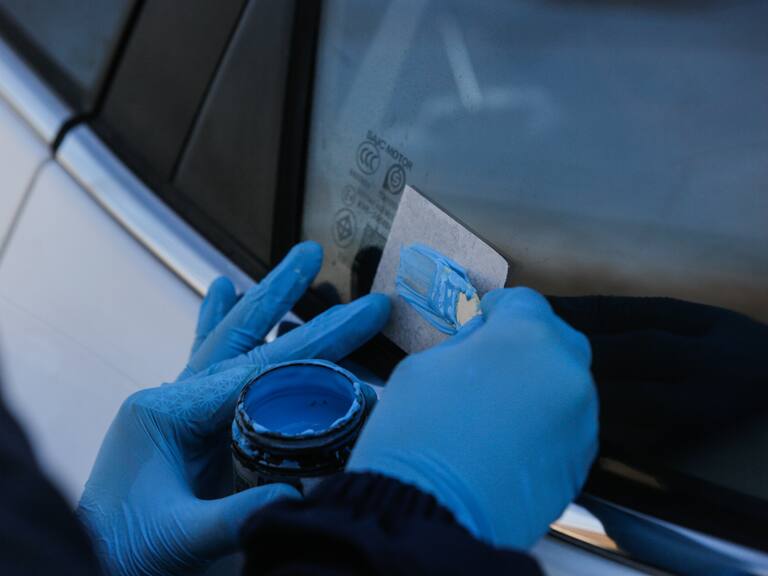 Grabado de patente en vidrios y espejos: así es el nuevo reglamento que indica el tamaño del tallado y en dónde se debe hacer