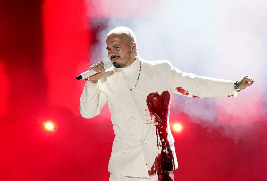 J Balvin y su corazón sangrante. Foto: Getty Images.