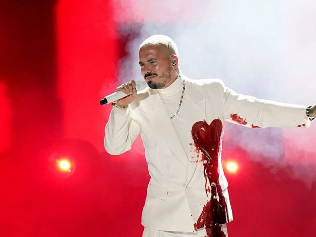 J Balvin y su corazón sangrante. Foto: Getty Images.