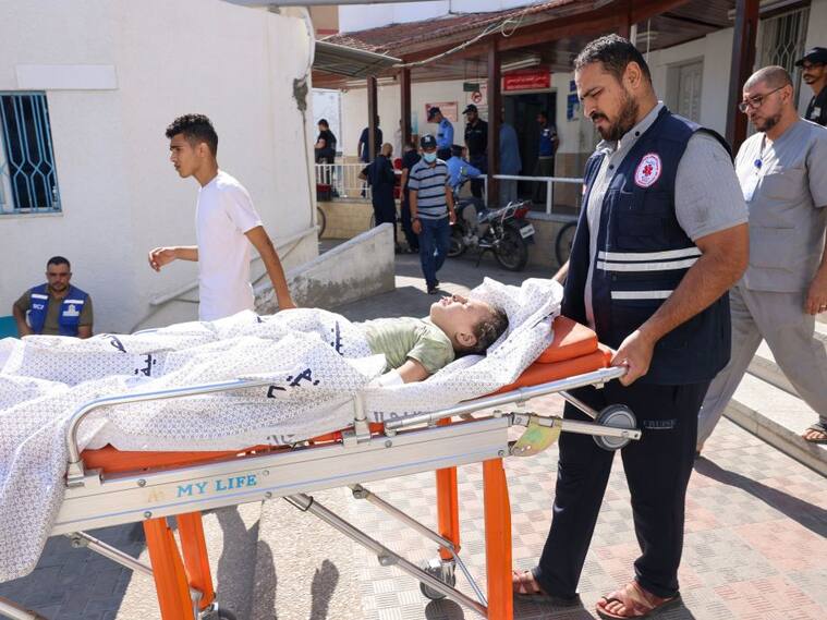 Paramédico asiste a un niño palestino herido tres un bombardeo en Gaza