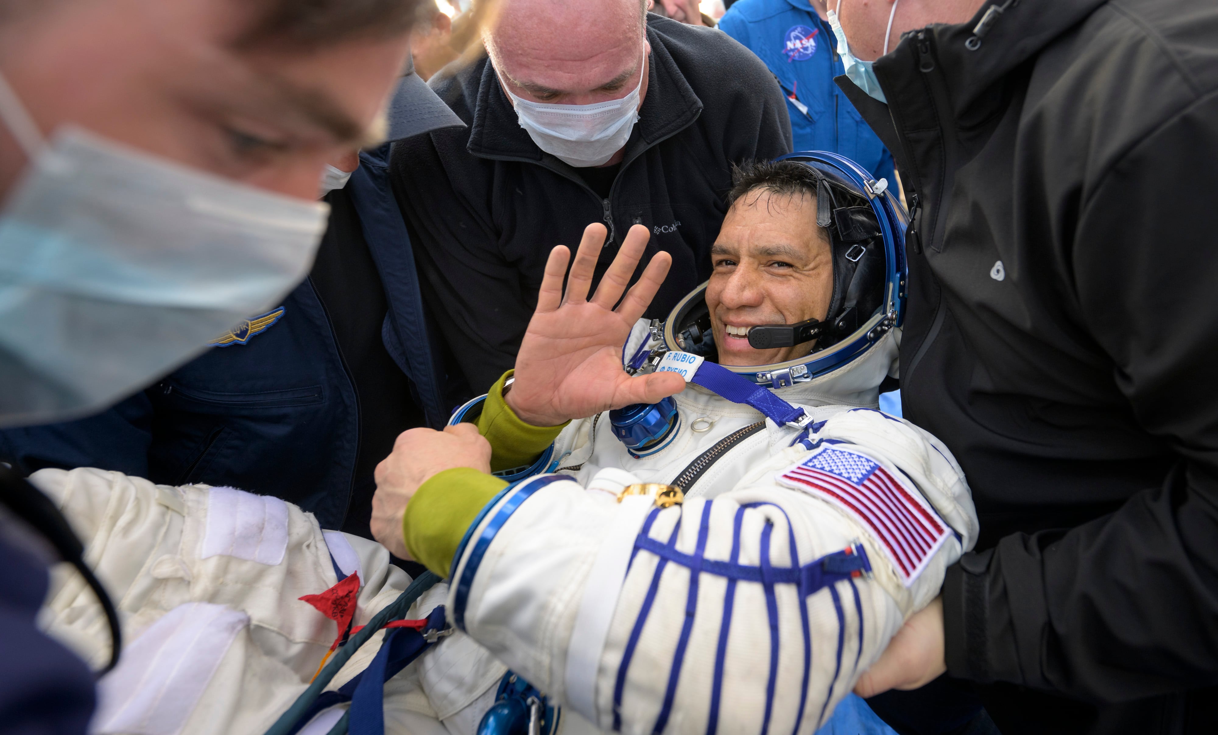 El astronauta Frank Rubio, quien pasó poco más de un año en el espacio, requirió ayuda para salir de la cápsula espacial debido a sus músculos estaban muy débiles.