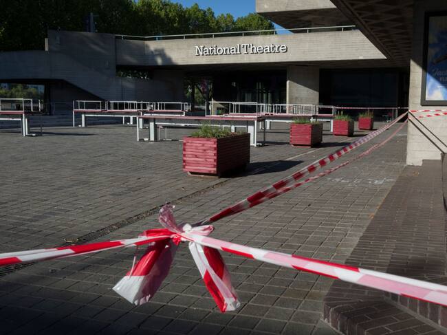 El cierre del Teatro Nacional de Londres por el Covid-19