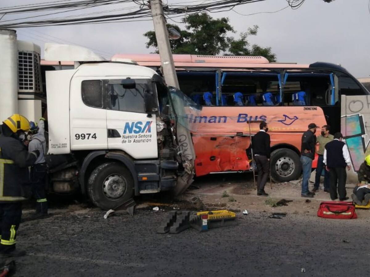 Siete heridos dejó accidente entre camión y bus en Estación Central