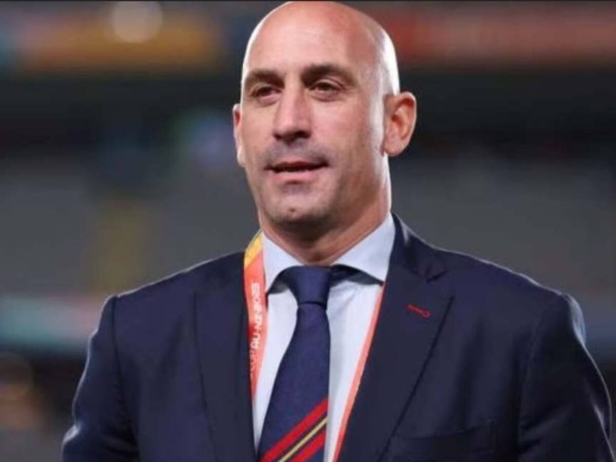 Fiscalía pide dos años y medio de cárcel para expresidente de la Federación Española por beso no consentido a futbolista