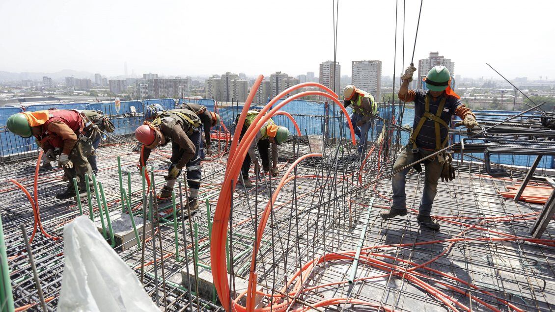 02 de Diciembre  de 2015 / SANTIAGOTrabajadores de un edificio en construcción son fiscalizados por el  Seremi de Salud de la Región Metropolitana quien revisa las medidas de prevención de exposición solar en los  trabajadores 
FOTO:FRANCISCO FLORES SEGUEL/AGENCIAUNO