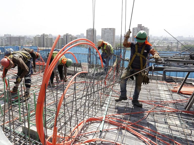 02 de Diciembre de 2015 / SANTIAGOTrabajadores de un edificio en construcción son fiscalizados por el Seremi de Salud de la Región Metropolitana quien revisa las medidas de prevención de exposición solar en los trabajadores
FOTO:FRANCISCO FLORES SEGUEL/AGENCIAUNO
