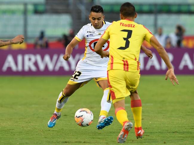 John Salas conduce el balón en el Estadio Olímpico de Caracas