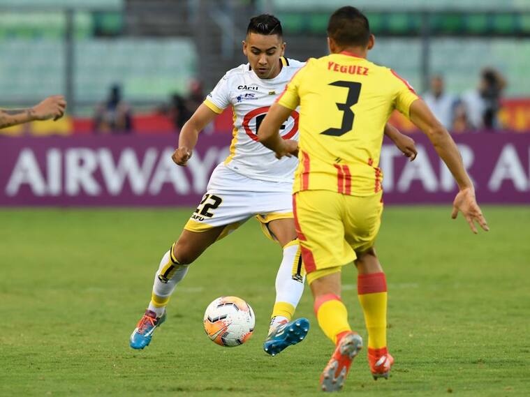 John Salas conduce el balón en el Estadio Olímpico de Caracas