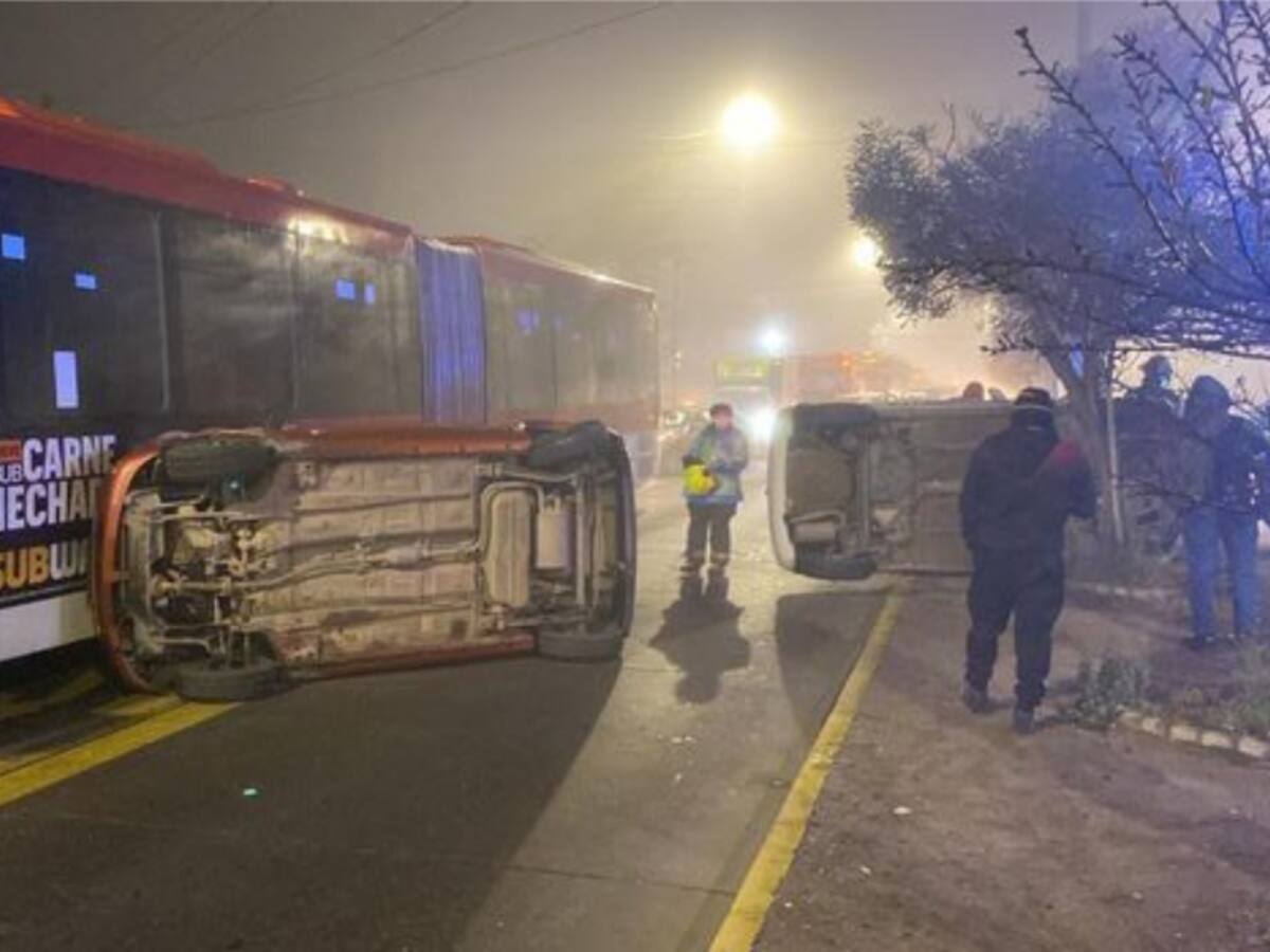 Intensa niebla en la capital: dos vehículos resultaron volcados tras accidente de tránsito en San Miguel