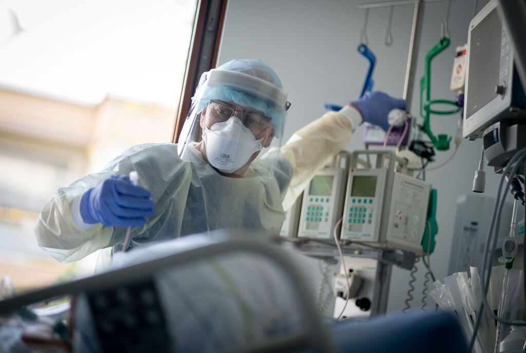 Trabajadores de la salud cuidan a paciente Covid-19 en Berlín