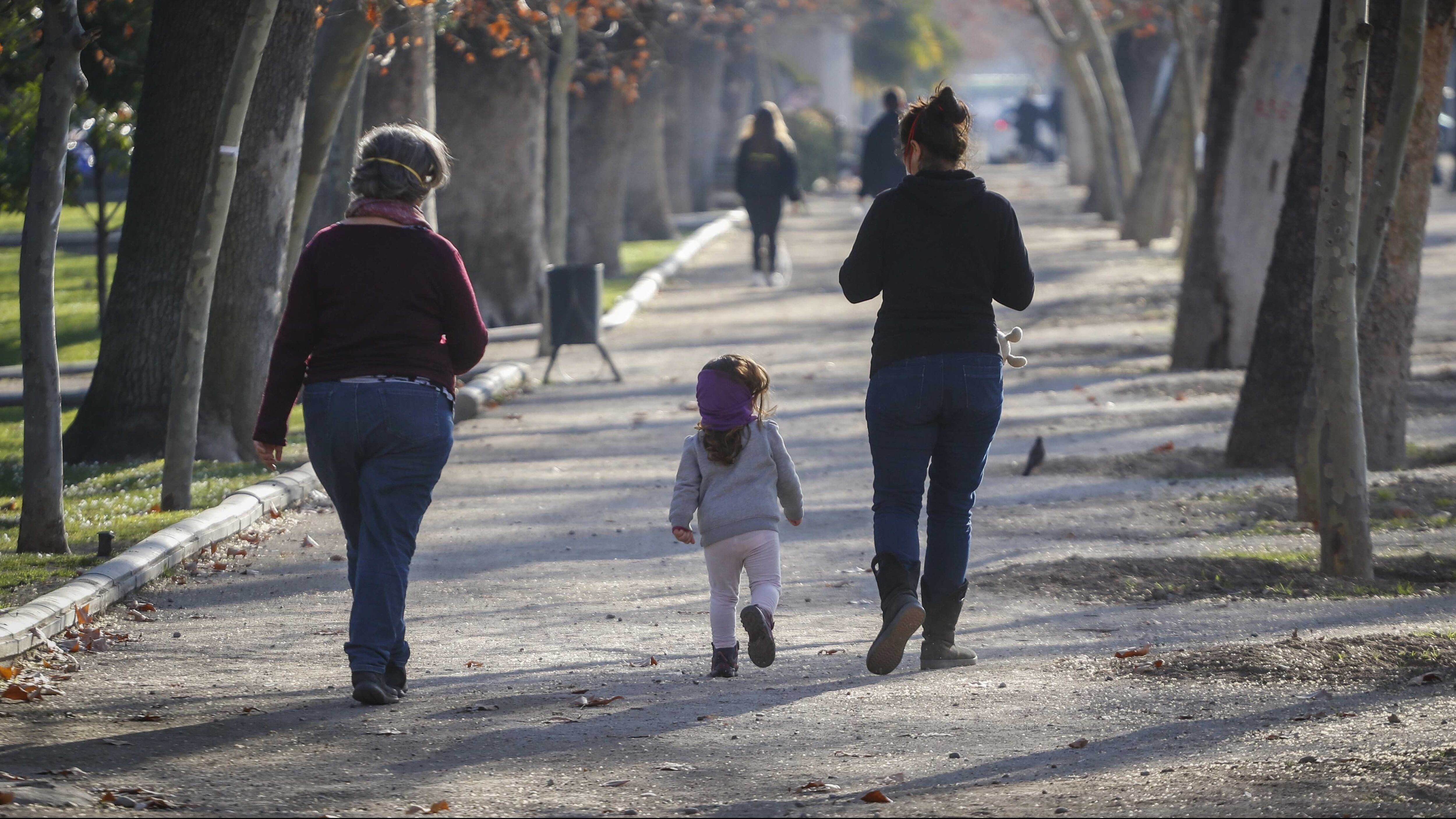 15 de agosto del 2020/SANTIAGODos mujeres caminan junto a una niña, por el Parque Foresta, de la comuna de Santiago, a dos días de que la comuna entre en fase de Transición.
FOTO: SEBASTIAN BELTRAN GAETE/AGENCIAUNO