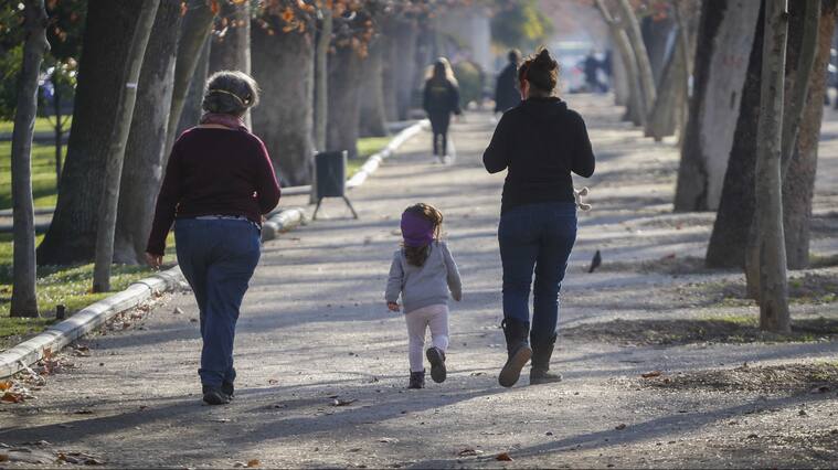 15 de agosto del 2020/SANTIAGODos mujeres caminan junto a una niña, por el Parque Foresta, de la comuna de Santiago, a dos días de que la comuna entre en fase de Transición.
FOTO: SEBASTIAN BELTRAN GAETE/AGENCIAUNO
