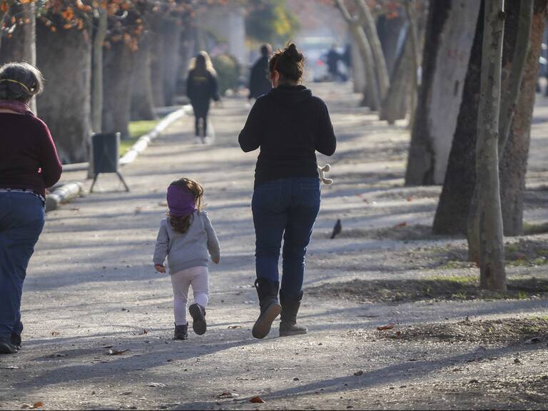 15 de agosto del 2020/SANTIAGODos mujeres caminan junto a una niña, por el Parque Foresta, de la comuna de Santiago, a dos días de que la comuna entre en fase de Transición.
FOTO: SEBASTIAN BELTRAN GAETE/AGENCIAUNO