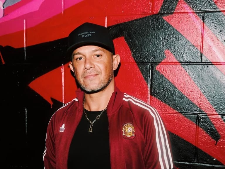 ¡Se besaron en pleno show! Alejandro Sanz oficializa romance con conocida actriz latinoamericana 19 años menor que él