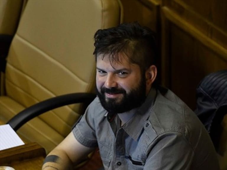 Boric por la polera de Jaime Guzmán baleado: No reaccioné adecuadamente a un regalo inapropiado