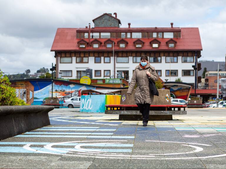 02 de Diciembre de 2020 / PUERTO MONTTUna mujer con mascarilla camina por la plaza de la ciudad durante cuarentena total por Covid-19
FOTO: FELIPE CONSTANZO / AGENCIAUNO