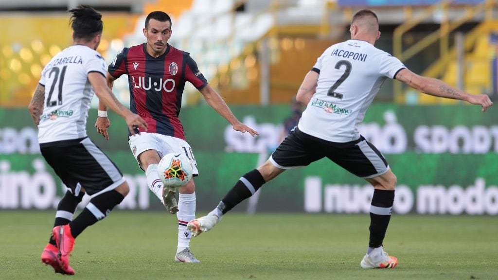 PARMA, ITALY - JULY 12: Nicola Sansone (C) of Bologna FC is challenged by Simone Iacoponi of Parma Calcio during the Serie A match between Parma Calcio and Bologna FC at Stadio Ennio Tardini on July 12, 2020 in Parma, Italy. (Photo by Emilio Andreoli/Getty Images)