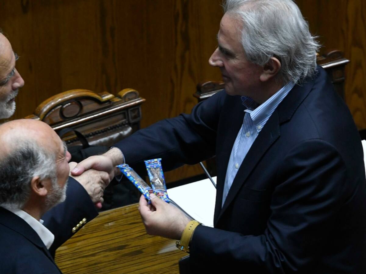 «De mala calidad»: Iván Moreira regala conejos de chocolate a ministro de Vivienda Carlos Montes