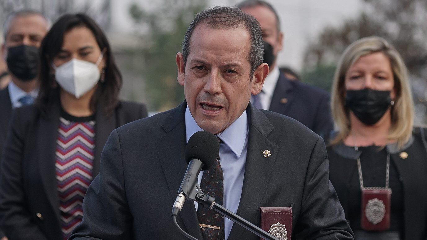 02 de junio de 2022/SANTIAGOLa Ministra del Interior, Izkia Siches y el Director General de la PDI, Sergio Muñoz, darán a conocer dos importantes investigaciones culminadas con éxito en las últimas horas:
La primera de ellas, es el resultado de las Operaciones “Pirámide” 1 y 2, investigación de largo aliento que permitió la detención de proveedores de droga que operaban en distintos sectores de la Región Metropolitana y el resto del país, quienes comercializaban las sustancias ilícitas, principalmente en la comuna de Lo Barnechea. Esta diligencia, realizada por equipos MT0, es uno de los mayores despliegues policiales realizado por la PDI, y que permitió establecer los delitos de tráfico, infracción a la ley de armas y lavado de ACTIVOS, se incautó un gran número de armas, municiones, droga (cannabis sativa, clorhidrato de cocaína, cocaína base, ketamina entre otras sustancias ilícitas), dinero en efectivo y bienes adquiridos producto del tráfico.
El resultado de este operativo, dejó un saldo de 70 detenidos, además de la incautación de armamento: de armamento: 9 pistolas, 7 pistolas a fogueo, 1 rifle, 1 escopeta, 2 escopeta hechiza, 2 revolver.
La segunda, se refiere a la incautación realizada por la Brigada Antinarcóticos (Briant) Sur de 43 Kilos 180 gramos de diversas drogas, donde se desarticuló una banda criminal compuesta por personas de nacionalidad extranjera quienes operaban desde la comuna de Santiago y abastecían de sustancias ilícitas a traficantes del sector sur de la capital
La detención de 5 hombres, todos mayores de edad de nacionalidad boliviana, quienes además registran situación migratoria irregular en el país, se produjo en los momentos en que se prestaban a distribuir droga en la comuna de San Miguel, logrando además detectar un laboratorio para el abultamiento de sustancias ilícitas
FOTO : FRANCISCO CASTILLO/AGENCIAUNO