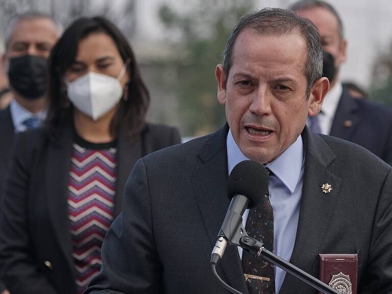 02 de junio de 2022/SANTIAGOLa Ministra del Interior, Izkia Siches y el Director General de la PDI, Sergio Muñoz, darán a conocer dos importantes investigaciones culminadas con éxito en las últimas horas:
La primera de ellas, es el resultado de las Operaciones “Pirámide” 1 y 2, investigación de largo aliento que permitió la detención de proveedores de droga que operaban en distintos sectores de la Región Metropolitana y el resto del país, quienes comercializaban las sustancias ilícitas, principalmente en la comuna de Lo Barnechea. Esta diligencia, realizada por equipos MT0, es uno de los mayores despliegues policiales realizado por la PDI, y que permitió establecer los delitos de tráfico, infracción a la ley de armas y lavado de ACTIVOS, se incautó un gran número de armas, municiones, droga (cannabis sativa, clorhidrato de cocaína, cocaína base, ketamina entre otras sustancias ilícitas), dinero en efectivo y bienes adquiridos producto del tráfico.
El resultado de este operativo, dejó un saldo de 70 detenidos, además de la incautación de armamento: de armamento: 9 pistolas, 7 pistolas a fogueo, 1 rifle, 1 escopeta, 2 escopeta hechiza, 2 revolver.
La segunda, se refiere a la incautación realizada por la Brigada Antinarcóticos (Briant) Sur de 43 Kilos 180 gramos de diversas drogas, donde se desarticuló una banda criminal compuesta por personas de nacionalidad extranjera quienes operaban desde la comuna de Santiago y abastecían de sustancias ilícitas a traficantes del sector sur de la capital
La detención de 5 hombres, todos mayores de edad de nacionalidad boliviana, quienes además registran situación migratoria irregular en el país, se produjo en los momentos en que se prestaban a distribuir droga en la comuna de San Miguel, logrando además detectar un laboratorio para el abultamiento de sustancias ilícitas
FOTO : FRANCISCO CASTILLO/AGENCIAUNO