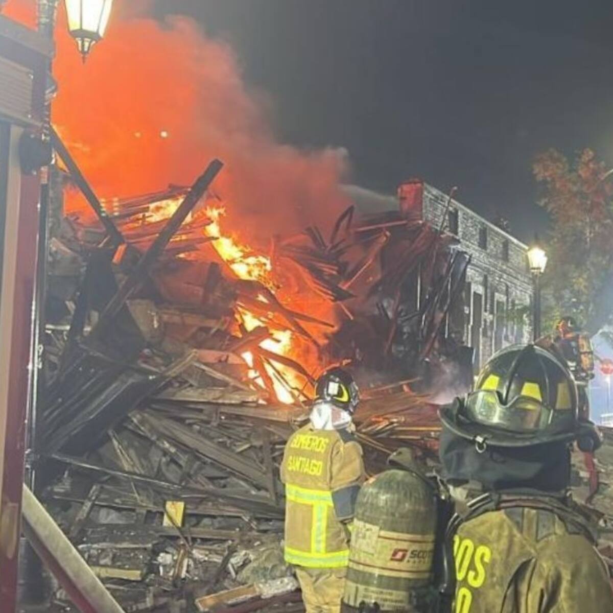 Alerta en el centro de Santiago: incendio consume casa de tres pisos y provoca derrumbe total