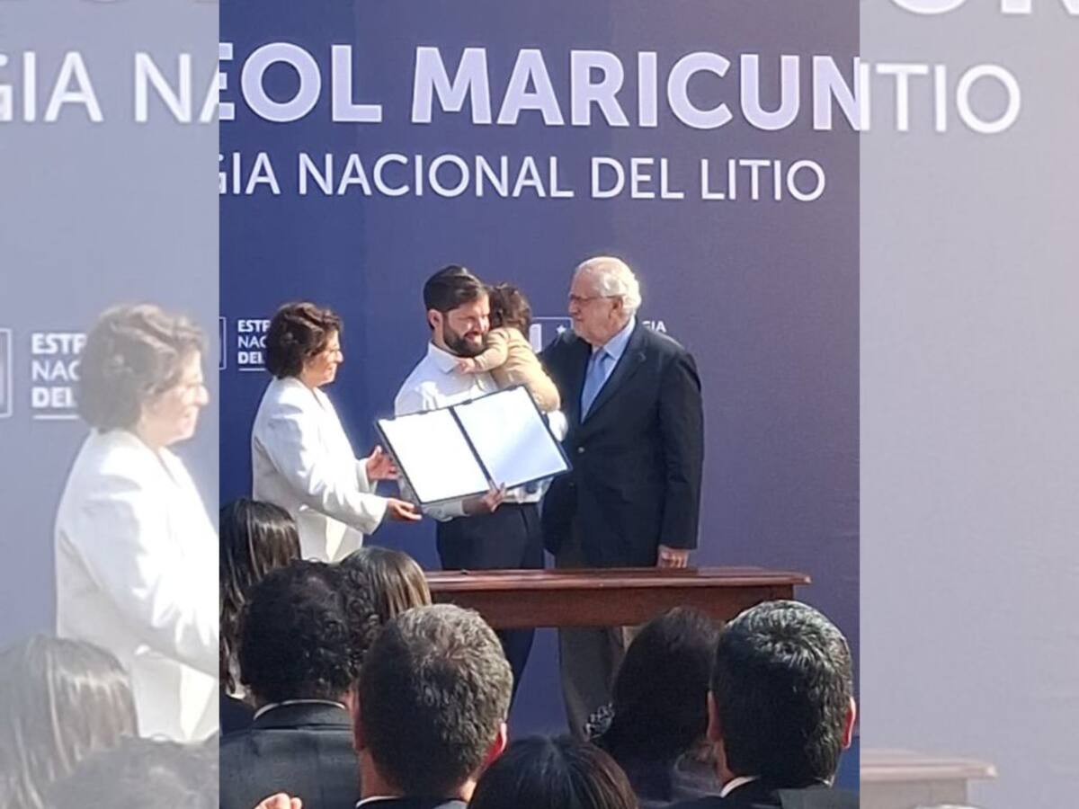 Junto a Violeta: Presidente Boric asiste con su hija a firma clave del contrato de litio en La Moneda