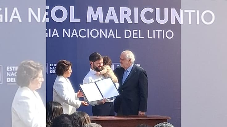 Junto a Violeta: Presidente Boric asiste con su hija a firma clave del contrato de litio en La Moneda