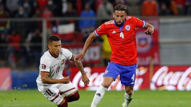 Mauricio Isla no viajará a Asunción y es baja en la Roja para enfrentar a Paraguay