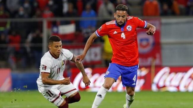 Mauricio Isla no viajará a Asunción y es baja en la Roja para enfrentar a Paraguay
