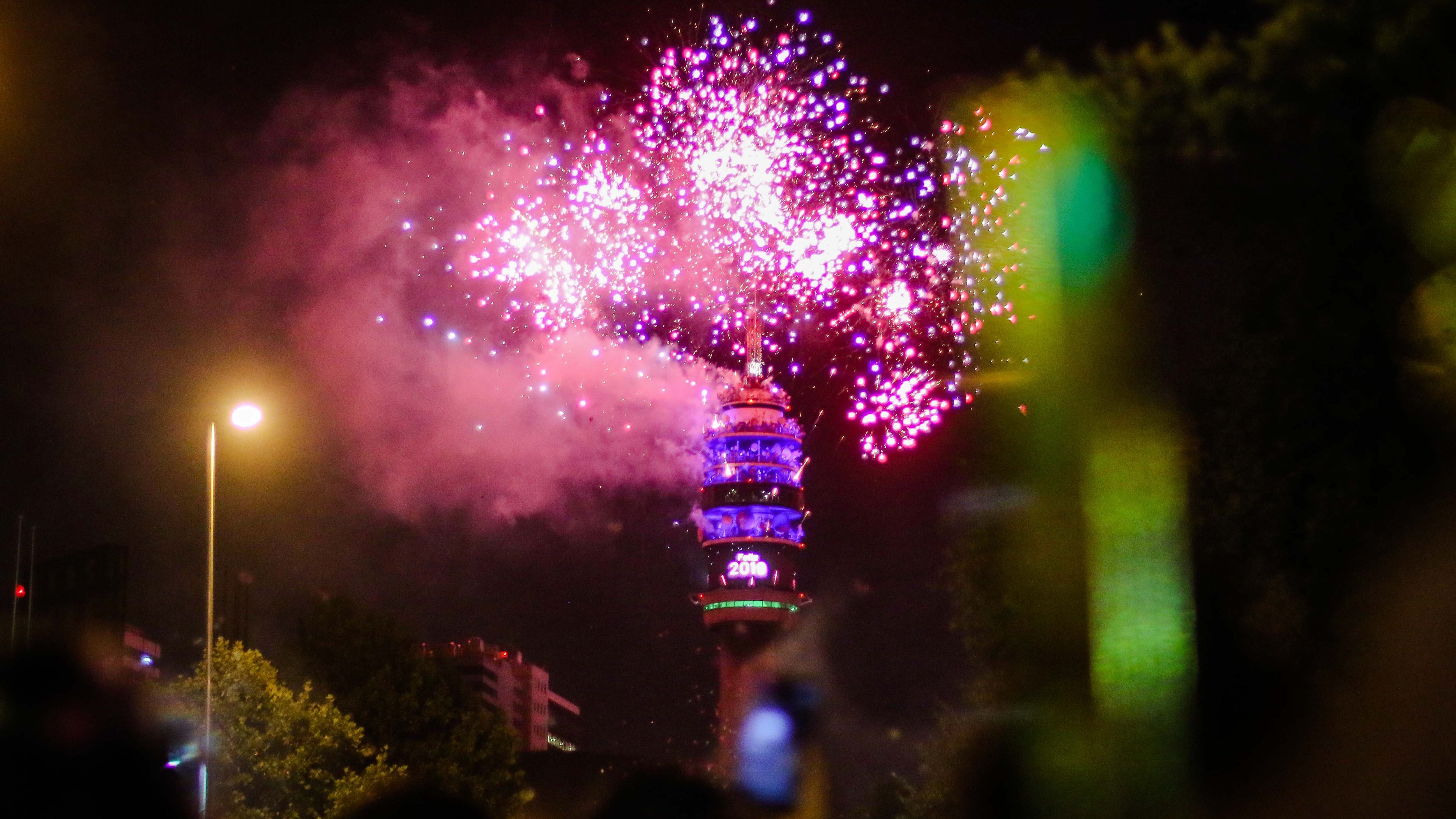 1 de ENERO del 2019/SANTIAGOLa Torre Entel realiza el tradicional show de fuegos artificiales para celebrar la llegada del nuevo año
FOTO: HANS SCOTT /AGENCIAUNO