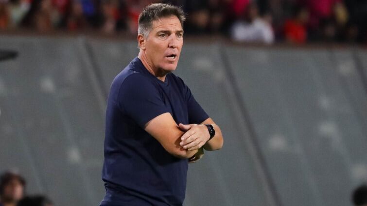 Eduardo Berizzo explica sus nóminas y advierte: "Si Brayan Cortés es suplente en Colo Colo, no lo llamo"