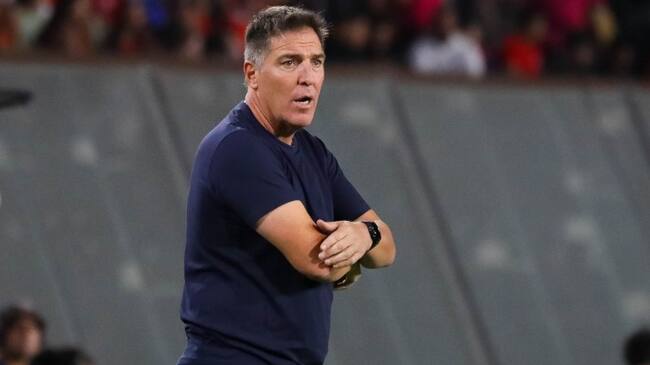 Eduardo Berizzo explica sus nóminas y advierte: "Si Brayan Cortés es suplente en Colo Colo, no lo llamo"