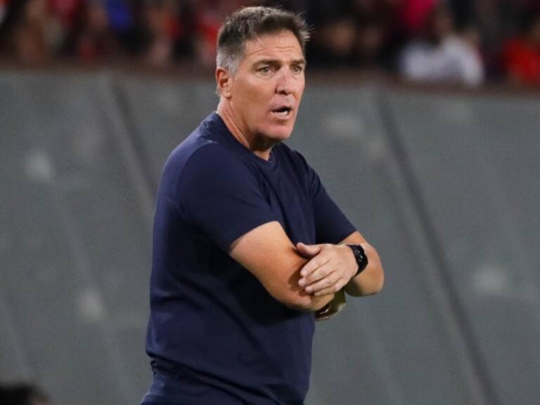 Eduardo Berizzo explica sus nóminas y advierte: "Si Brayan Cortés es suplente en Colo Colo, no lo llamo"