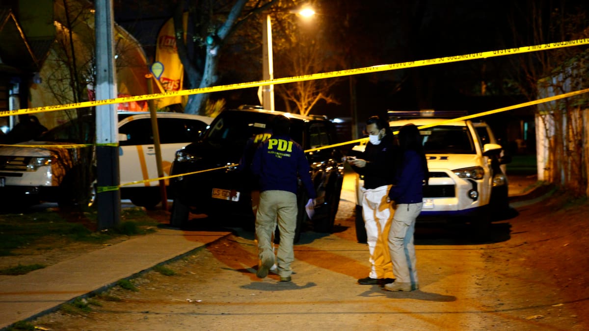 Noche de terror en Tiltil: desconocidos irrumpen en casa, apuñalan a adolescente y luego incendian vivienda