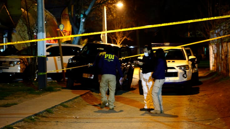 Noche de terror en Tiltil: desconocidos irrumpen en casa, apuñalan a adolescente y luego incendian vivienda