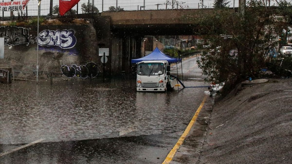 Atención en Santiago: estos son los pasos bajo nivel inundados y las calles con semáforos apagados