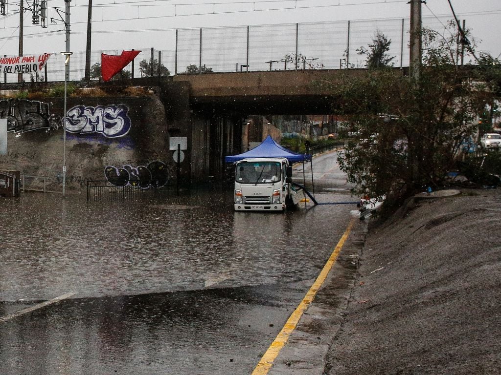 Atención en Santiago: estos son los pasos bajo nivel inundados y las calles con semáforos apagados