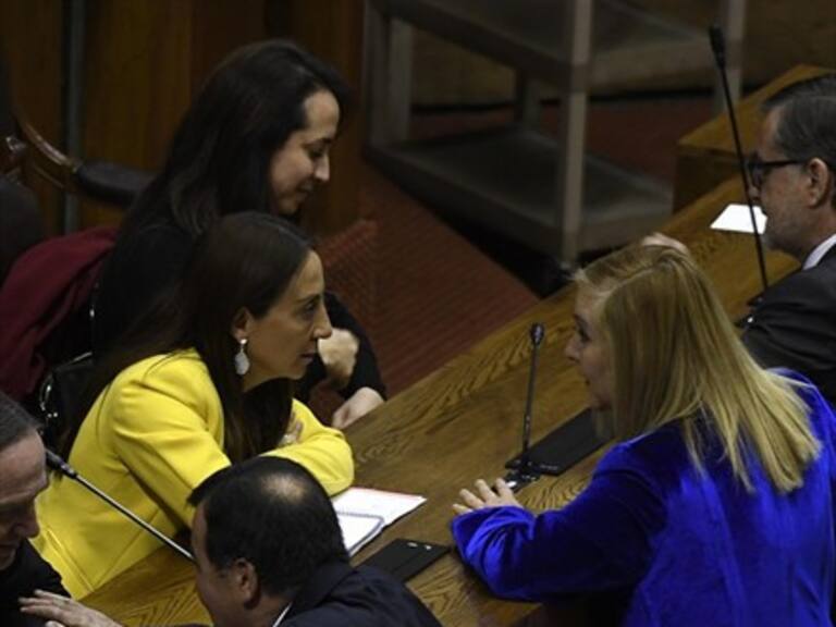 El abrazo entre Cecilia Pérez y Pamela Jiles tras aprobación de ley de identidad de género