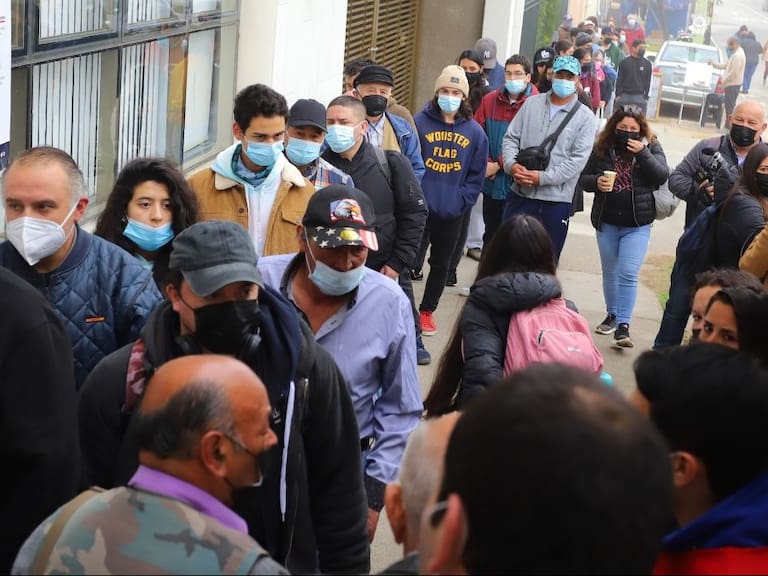 Cadem: 67% de los encuestados está de acuerdo con que Chile tenga una nueva Constitución