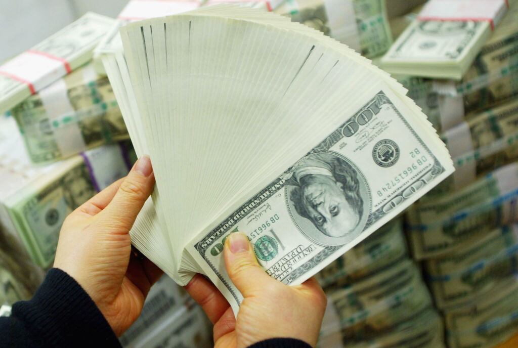 SEOUL, SOUTH KOREA - FEBRUARY 22:  A South Korean banker carries US dollar bank notes at the Korea Exchange bank on February 22, 2005 in Seoul, South Korea. The South Korean won jumped to its highest intraday level in more than seven years in domestic trade on Tuesday, boosted by strong foreign equity buying and exporter deals. (Photo by Chung Sung-Jun/Getty Images)