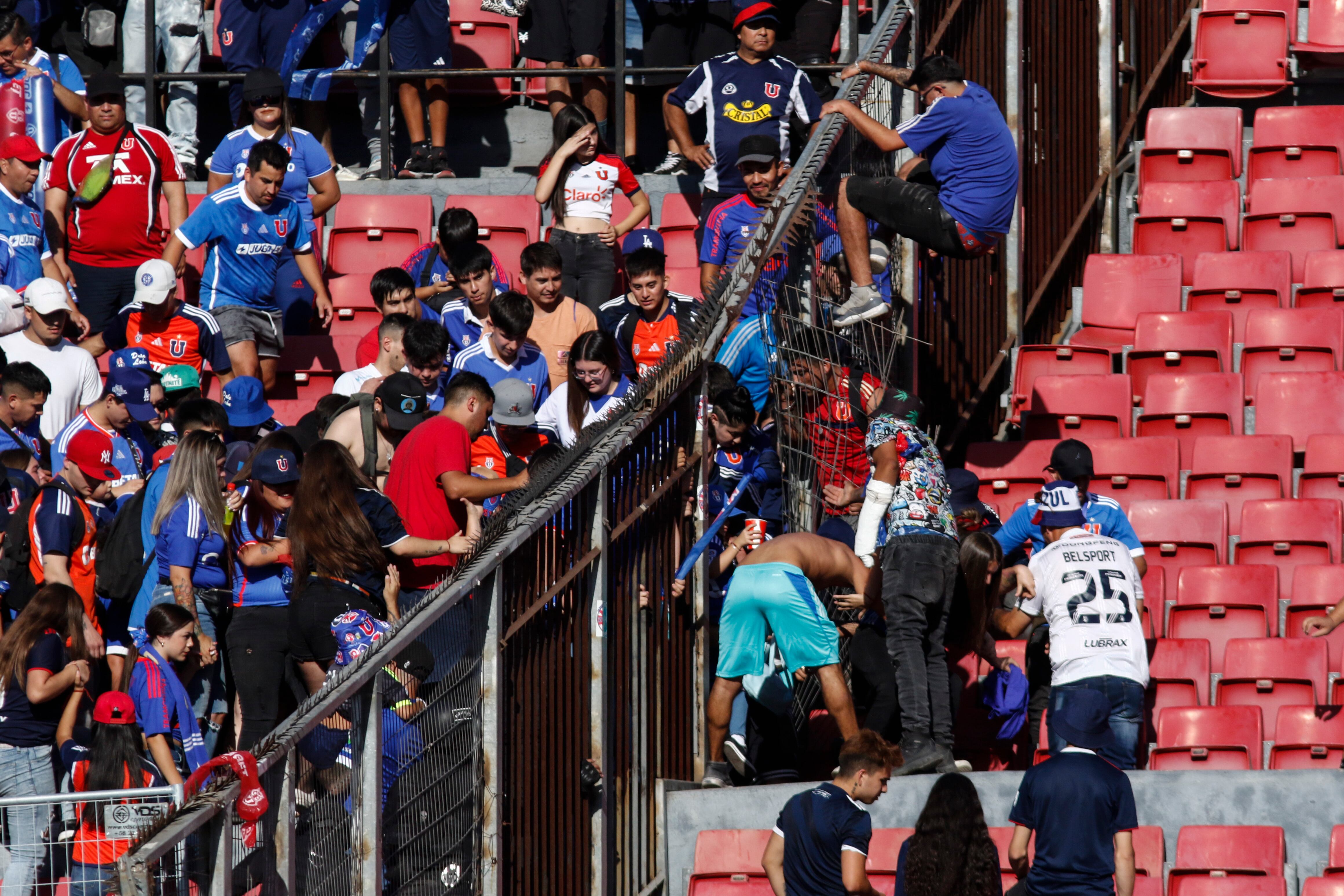 “A la FIFA le llamó mucho la atención que los estadios de Chile estén llenos de rejas” | Agencia Uno