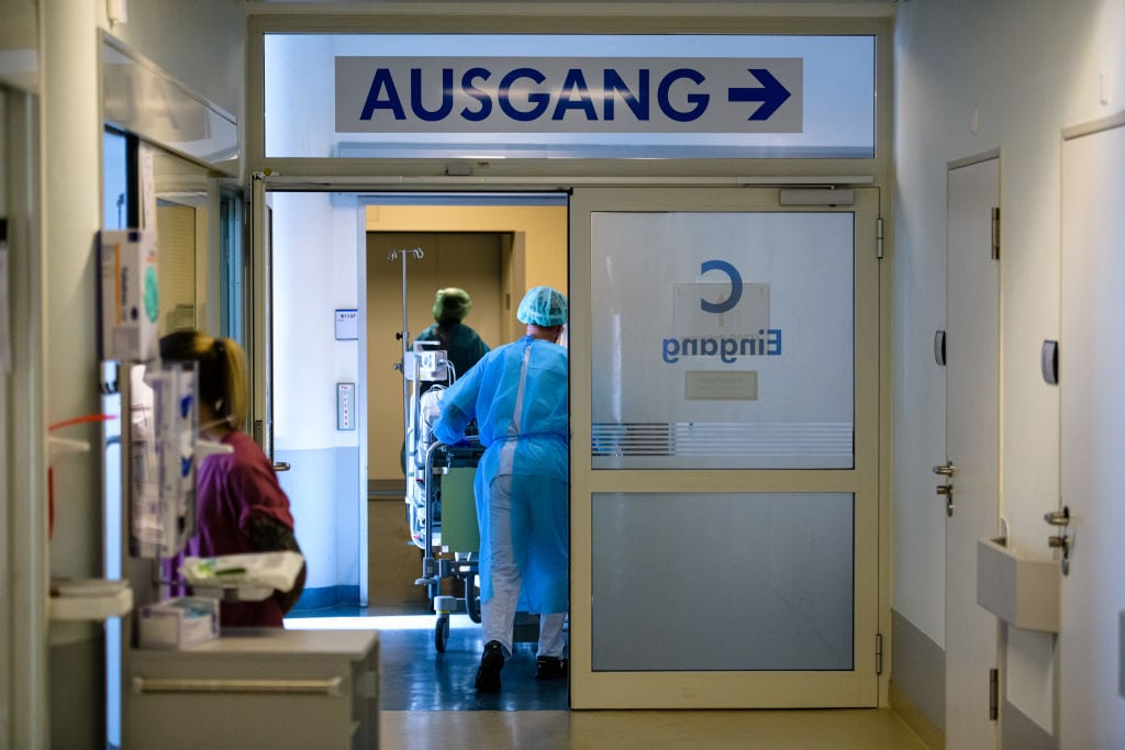 Pacientes con Covid-19 son ingresados a un hospital de Alemania